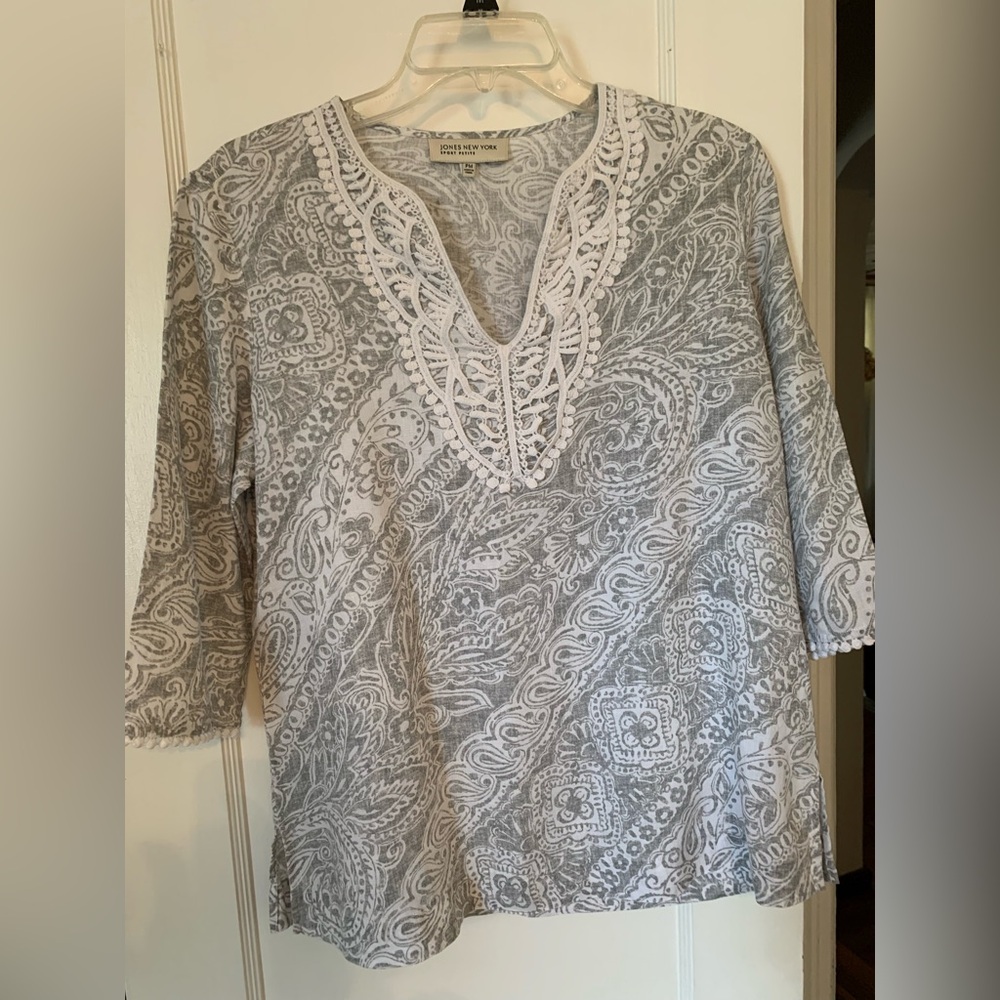 Jones New York Sport Petite Gray and White Blouse linen blouse. Size medium